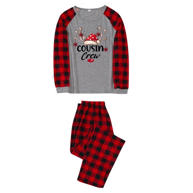 conjuntos de pijamas familiares a juego para hombre, pijamas navideños con camiseta de manga larga y pantalones, ropa de estar por casa camiseta gris frontal y pantalón a cuadros rojos y negros en vista frontal; mangas raglán a cuadros, estampado navideño 'Cousin Crew' con cuernos de reno y gorro, pantalón con cintura elástica, fondo blanco, ideal para fotos de mañana de Navidad y descanso en casa.