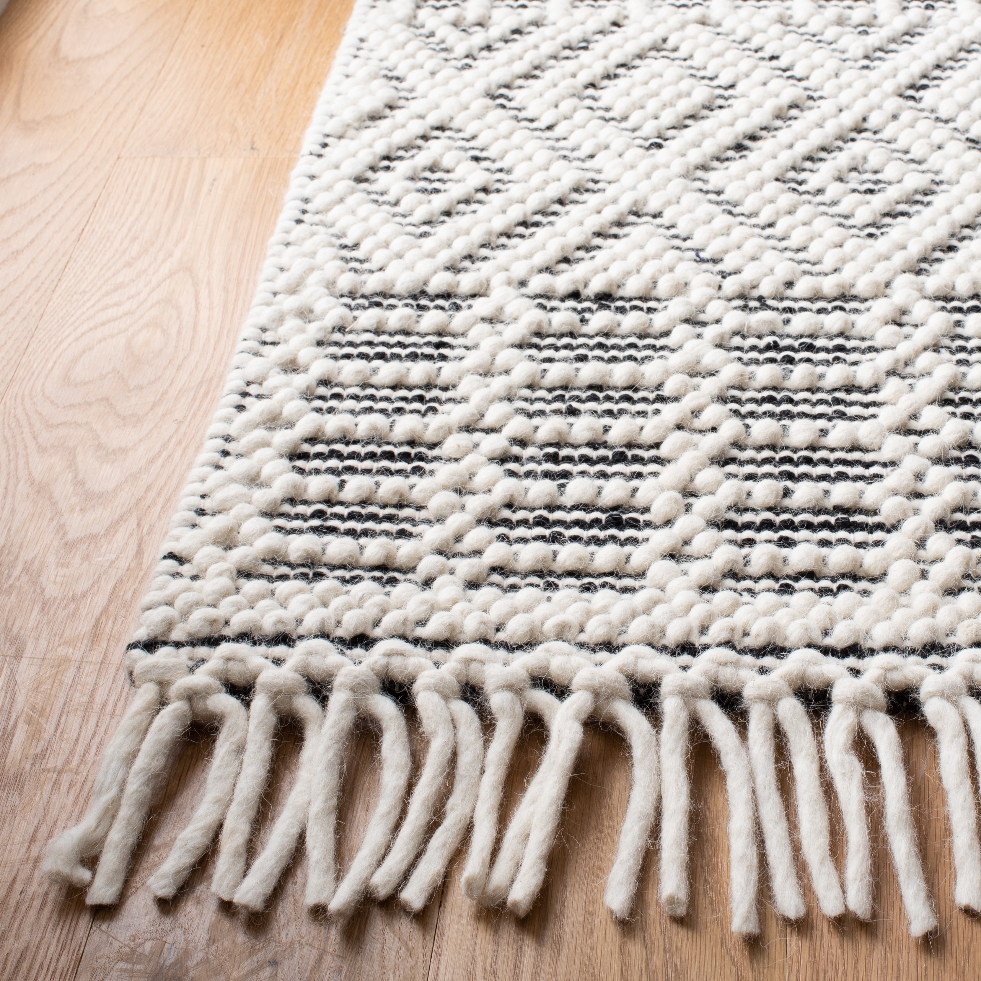 SAFAVIEH Natura Cordelia Southwestern Wool Runner Rug, Ivory/Black, 2'3" x 6'