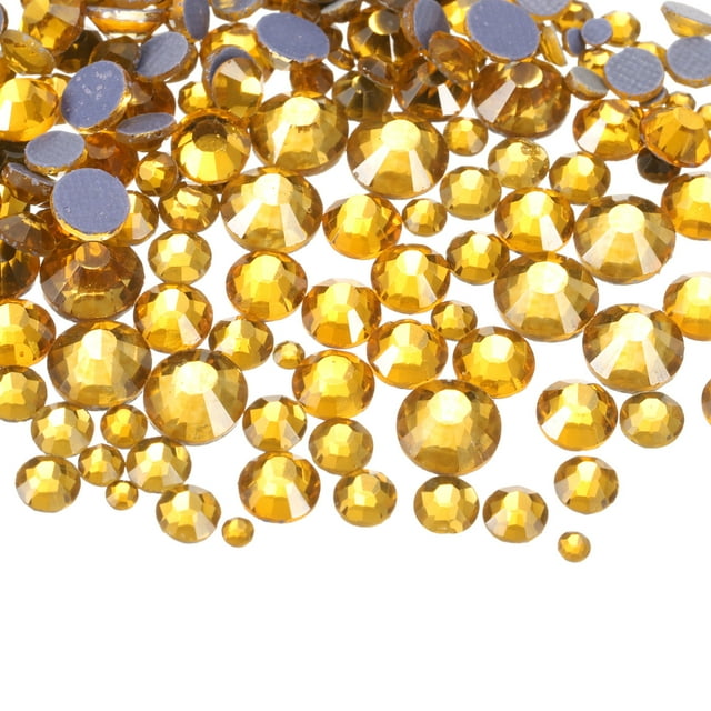 uxcell 1450pcs rhinestones hotfix cristales de vidrio gems ss6-ss30 set, dorado 1,450 cristales hotfix dorados en tamaños mixtos (2 mm–6 mm), vista frontal que muestra facetas múltiples en vidrio cortado y bases reflectantes sobre fondo blanco; para decorar collares y accesorios de bisutería, a menudo usado para añadir detalles brillantes en prendas y manualidades.