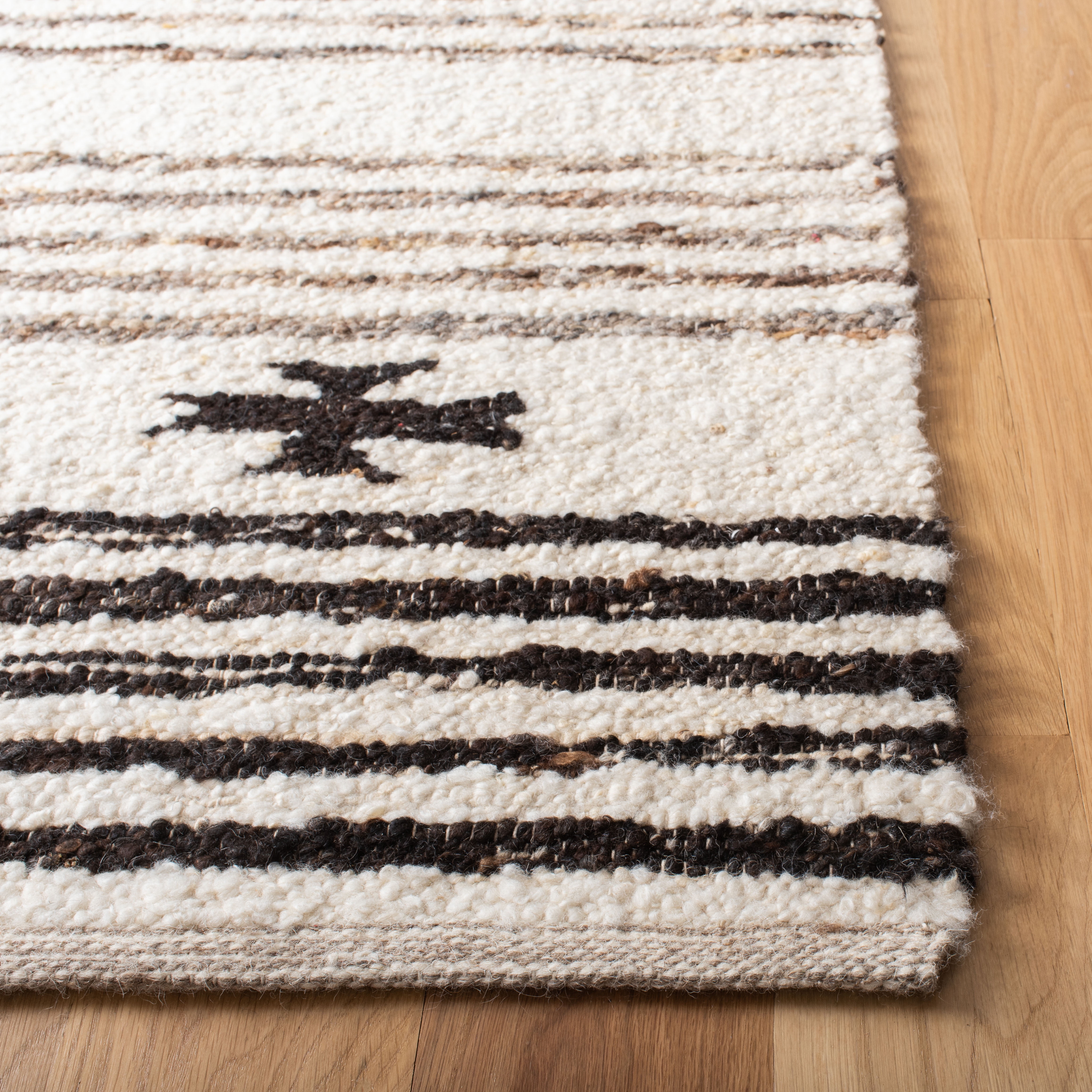 SAFAVIEH Natura Kyle Striped Area Rug, Black/Ivory, 2' x 3'
