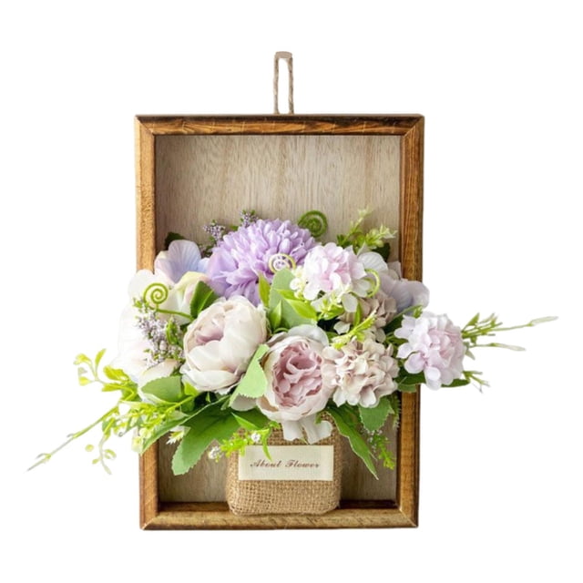 Flor artificial con decoración para puerta. Flor artificial en marco de madera para la casa. violeta