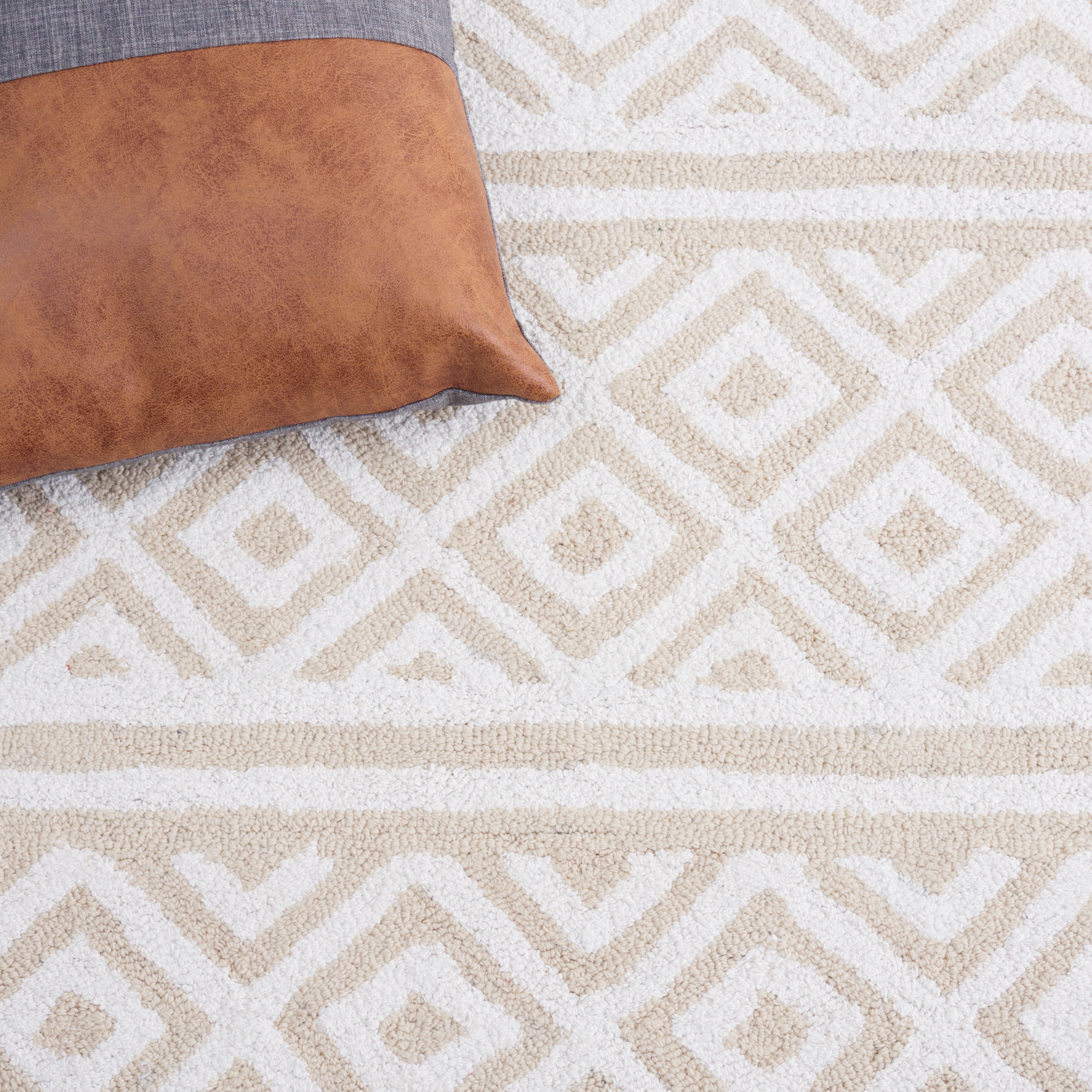 SAFAVIEH Capri Norton Southwestern Area Rug, Ivory/Beige, 6' x 9'