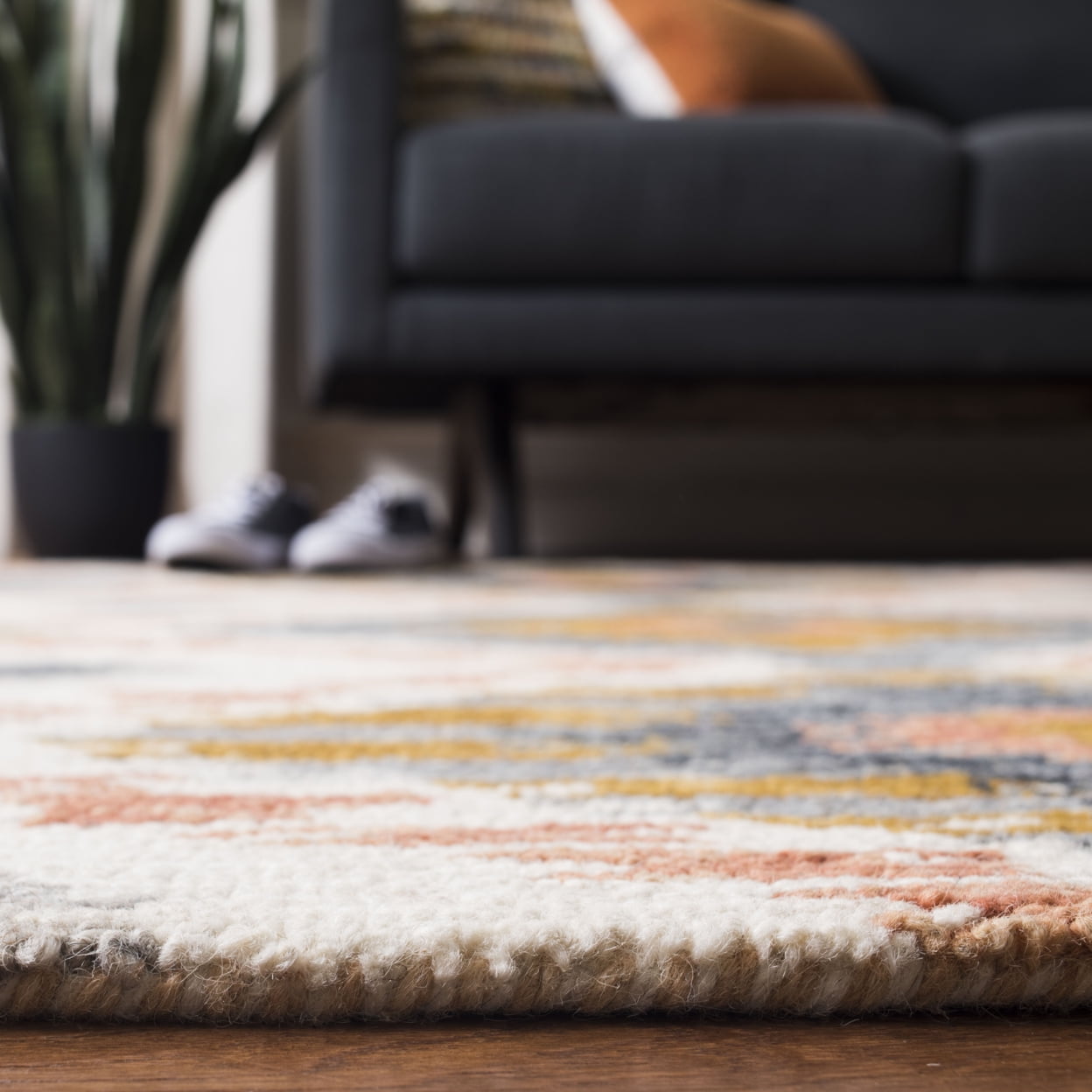 SAFAVIEH Suzani Leyla Southwestern Wool Area Rug, Ivory/Gold, 5' x 8'