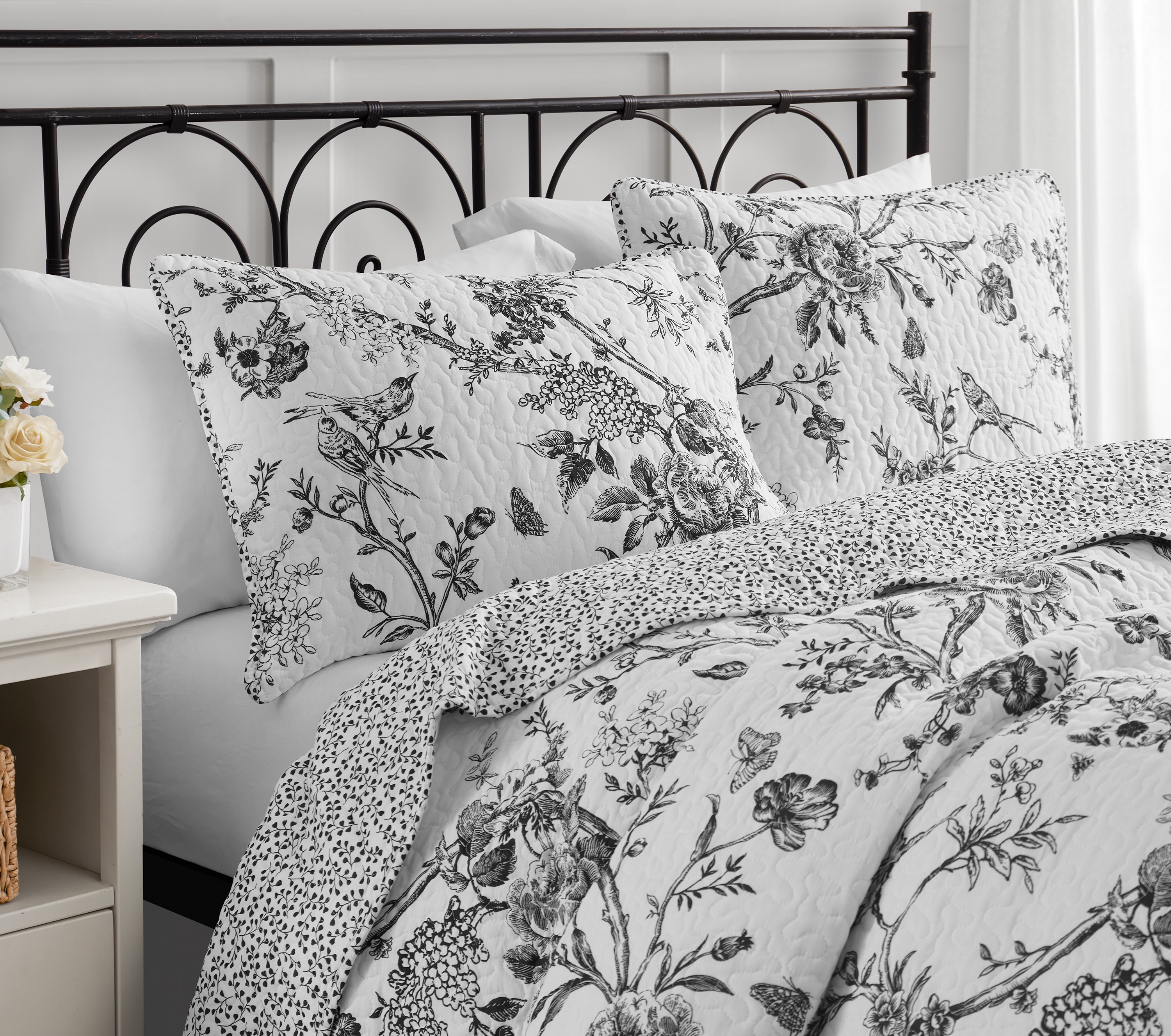 Chantilly Toile Floral Black 2-Piece All-Season Reversible Cotton Quilt Set - Twin