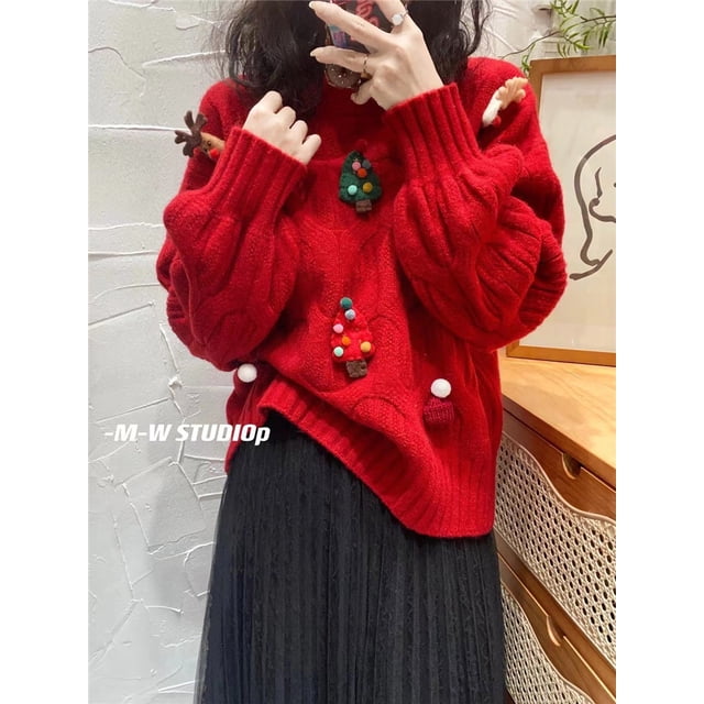 sweet girl-suéter rojo de navidad para mujer, jersey de manga larga holgado con cuello redondo; 3/4 frontal mostrando tejido punto torcido rojo, mangas abullonadas con puños acanalados y adornos navideños aplicados (árbol pequeño y pompones) en la parte frontal; ideal también para looks informales de temporada.
