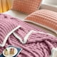 thumbnail image 4 of Hogar y cocina, Ropa de cama, Mantas y plaids, Regalos para mujeres, Manta de polar suave, cálida y suave, de doble cara, para todas las estaciones, de color liso., 4 of 6