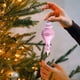 thumbnail image 4 of Caja de regalo de 3 bolas navideñas | Adornos colgantes creativos para árbol de Navidad con pintura a color | Adornos colgantes de bolas navideñas de plástico para fiestas, 4 of 6