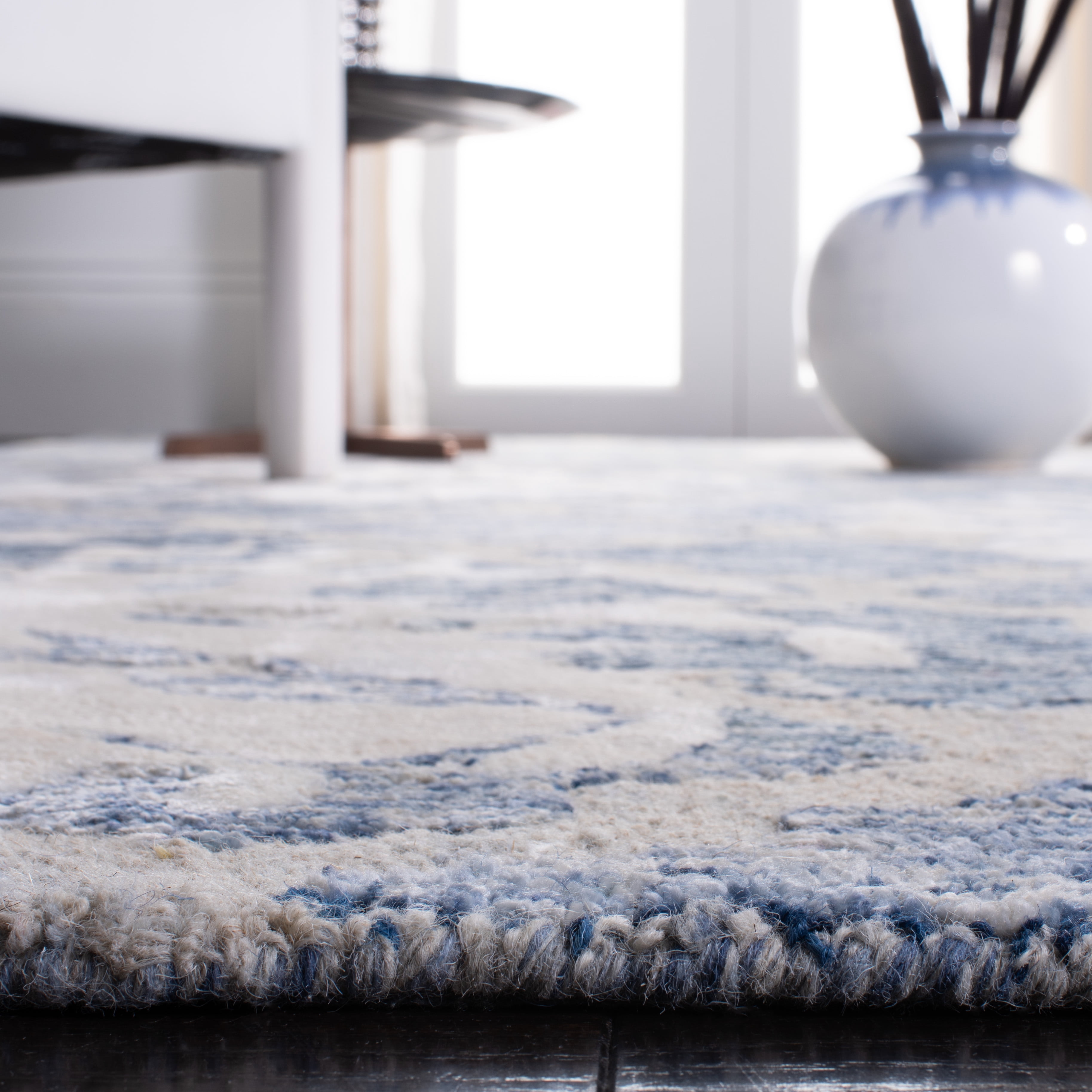 SAFAVIEH Glamour Jaye Floral Area Rug, Navy/Ivory, 6' x 6' Round