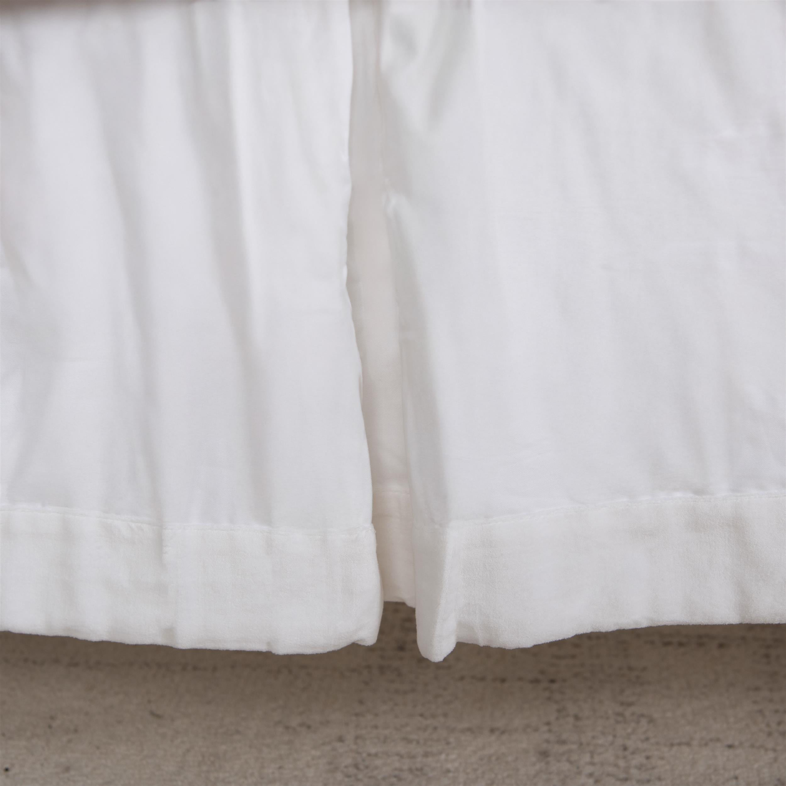 Rizzy Home Velvet Trim 26" X 51" White Solid Cotton Crib Skirt