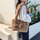 thumbnail image 4 of Bolso Mano Peludo Informal Nube Con Clip Felpa Suave Y Lindo Cruzado Un Hombro para Mujer (marrón), 4 of 9