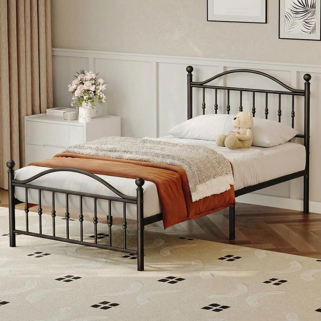 Cadre de Lit Plateforme en Métal Format Simple avec Tête et Pied de Lit en Fer Forgé de Style Victorien, Base de Matelas, Rangement sous le Lit, Sans Bruit, Assemblage Facile, Aucun Sommier Requis, Noir