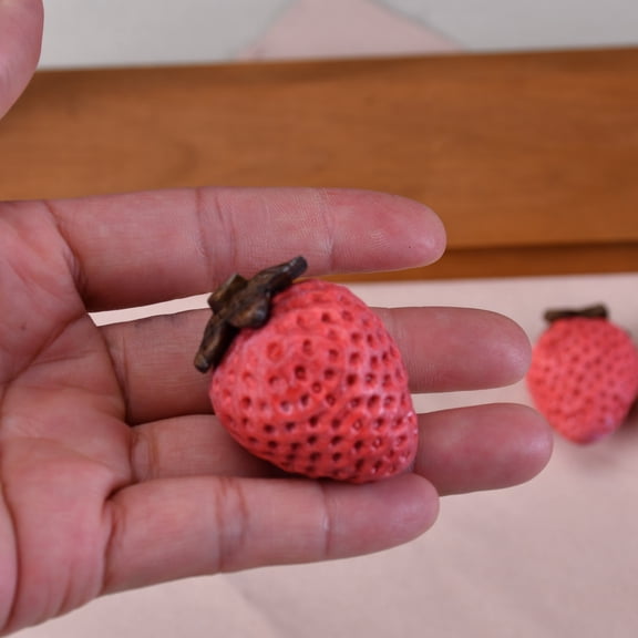 Hand-Painted Wooden Strawberry Decor – Hand Carved Miniature Fruit Figurine Sculptures for Home, Kitchen, Garden,or Tabletop Decoration (Set of 5)