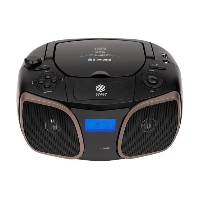 radiograbadora select sound bt8110 negra con Bluetooth y reproductor CD/MP3; vista frontal 3/4 con bandeja superior para CD, doble bocina frontal con rejillas y marco beige, pantalla LCD retroiluminada azul mostrando 87.5 FM, botones de play/pause, avance y retroceso, control de volumen, puerto USB y entrada AUX visibles; suele usarse en dormitorios o viajes cortos por su diseño portátil.