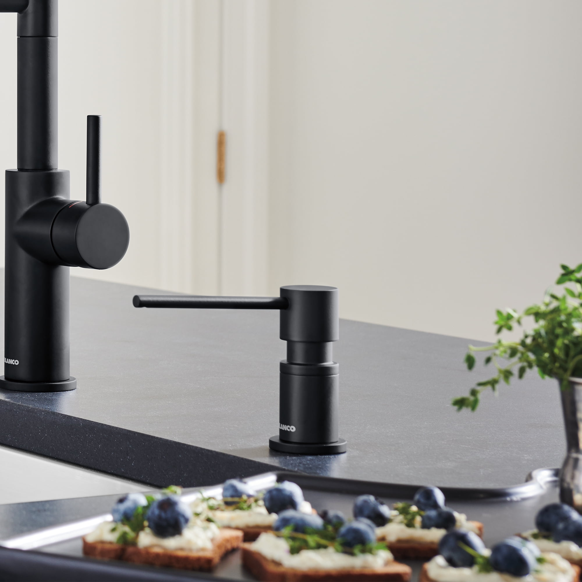 Lato Soap Dispenser, Matte Black
