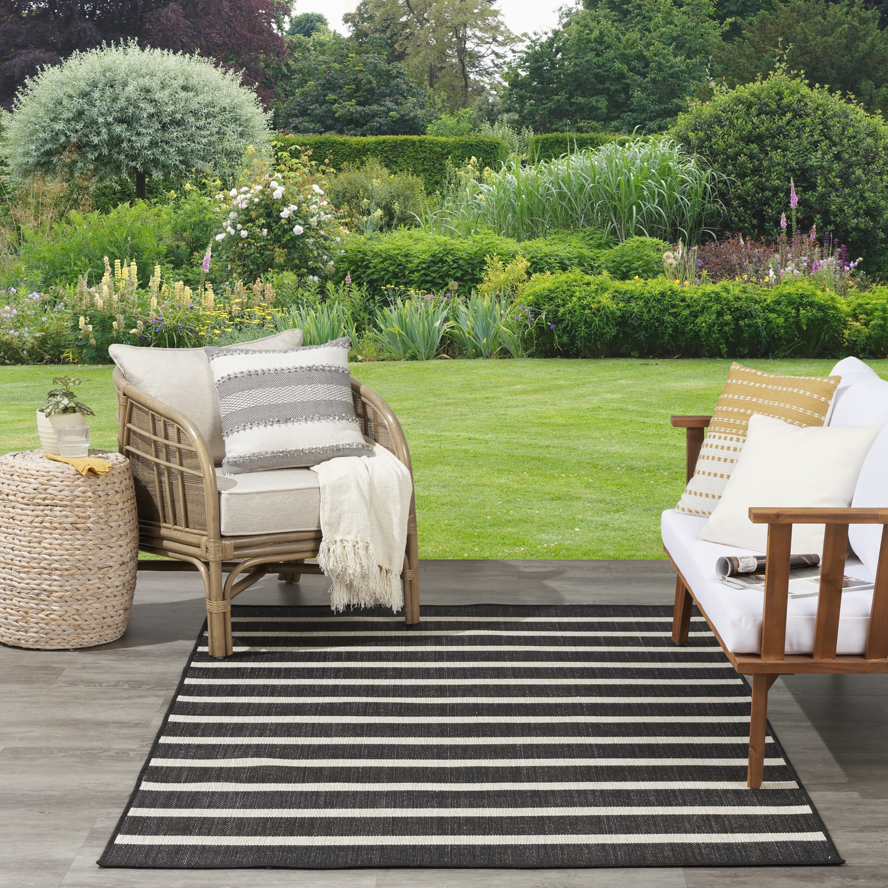 Nourison Positano Indoor/Outdoor Black Ivory 5' x 7' Area Rug (5x7)