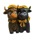 thumbnail image 4 of Figura de pareja de vacas de las Tierras Altas, escultura animal, gnomos de vaca de las Tierras Altas modernos con flores, adorno para armario,, 4 of 8