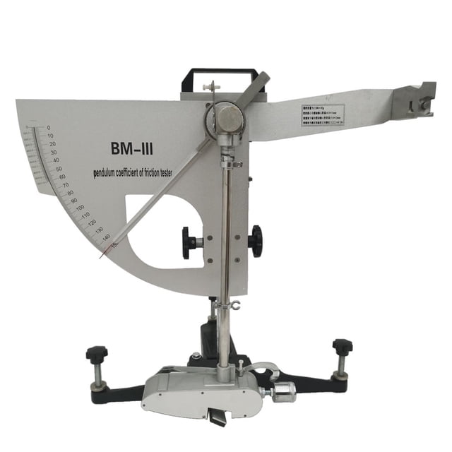 Testeur Portable de Résistance au Glissement, Testeur de Coefficient de Friction, Outil de Test à Pendule, Modèle BM-III, Vu de Côté. l'Appareil Comprend un Bras à Pendule avec une Échelle pour Mesurer les coefficients de Friction, une base Robuste avec des Vis de Nivellement, et une Colonne Verticale avec un Mécanisme de Levage. Conçu pour Tester les surfaces Routières, les Pistes d'Aéroport et les Peintures de Marquage, Il Comprend des Composants comme un Interrupteur de Déverrouillage, un Système de Direction et un Système d'Indication pour