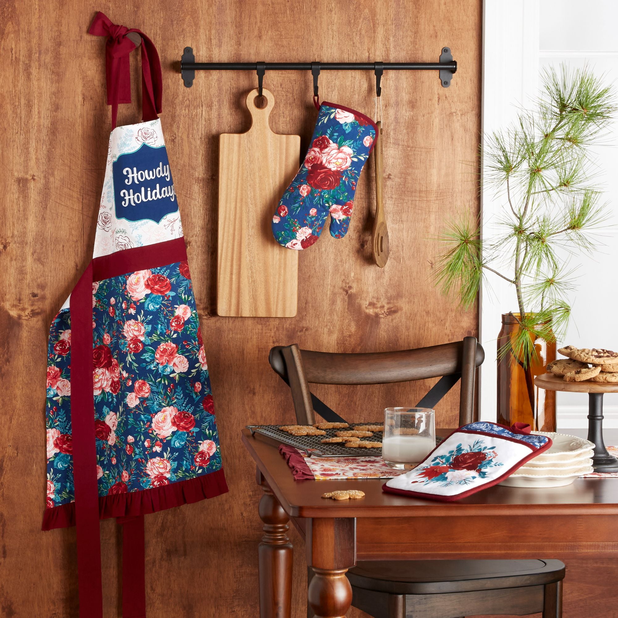 2022  New Pioneer Woman Gingerbread Apron, Pot Holder, And