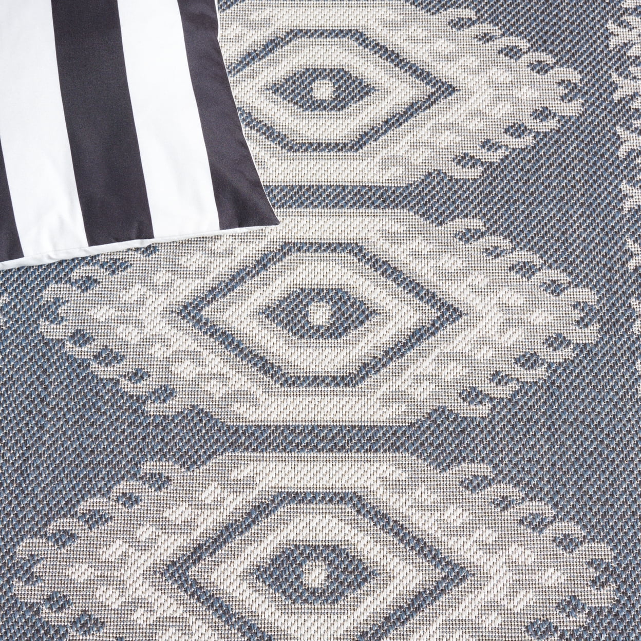 SAFAVIEH Machine Washable Rug Indoor/Outdoor Bermuda Collection - Bermuda Fredrick Geometric Indoor/Outdoor Area Rug, Navy/Ivory, 6'7" x 6'7" Round