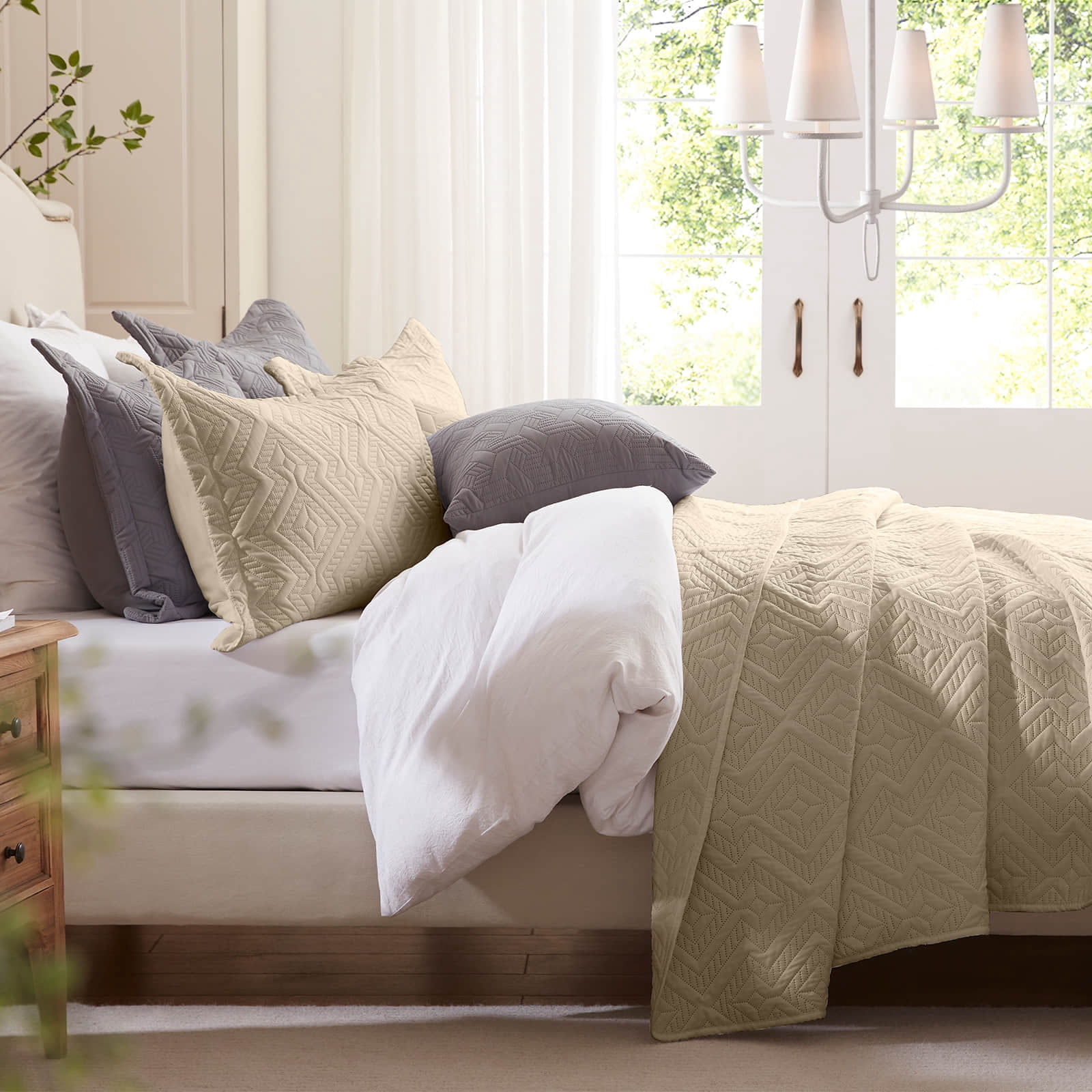 Quilt Set King Size 3 Pieces, Lightweight Beige Bedspread-98''x106'', Soft Microfiber Summer Quilt/Coverlet,Luxurious Warm Bedding Sets for All Seasons (Includes 1 Quilt, 2 Shams)