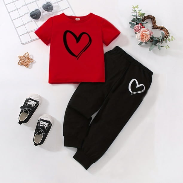 Conjuntos de blusa y camisa de cuello redondo y manga corta para niños. Conjunto deportivo informal de dos piezas con estampado de corazón pequeño y pantalón deportivo con cordón. Poliéster para niños
