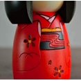 thumbnail image 4 of Usaburo Sosaku Kokeshi Muñeca Osanago Color Rojo Tamaño Pequeño Hecho En Japón, 4 of 5