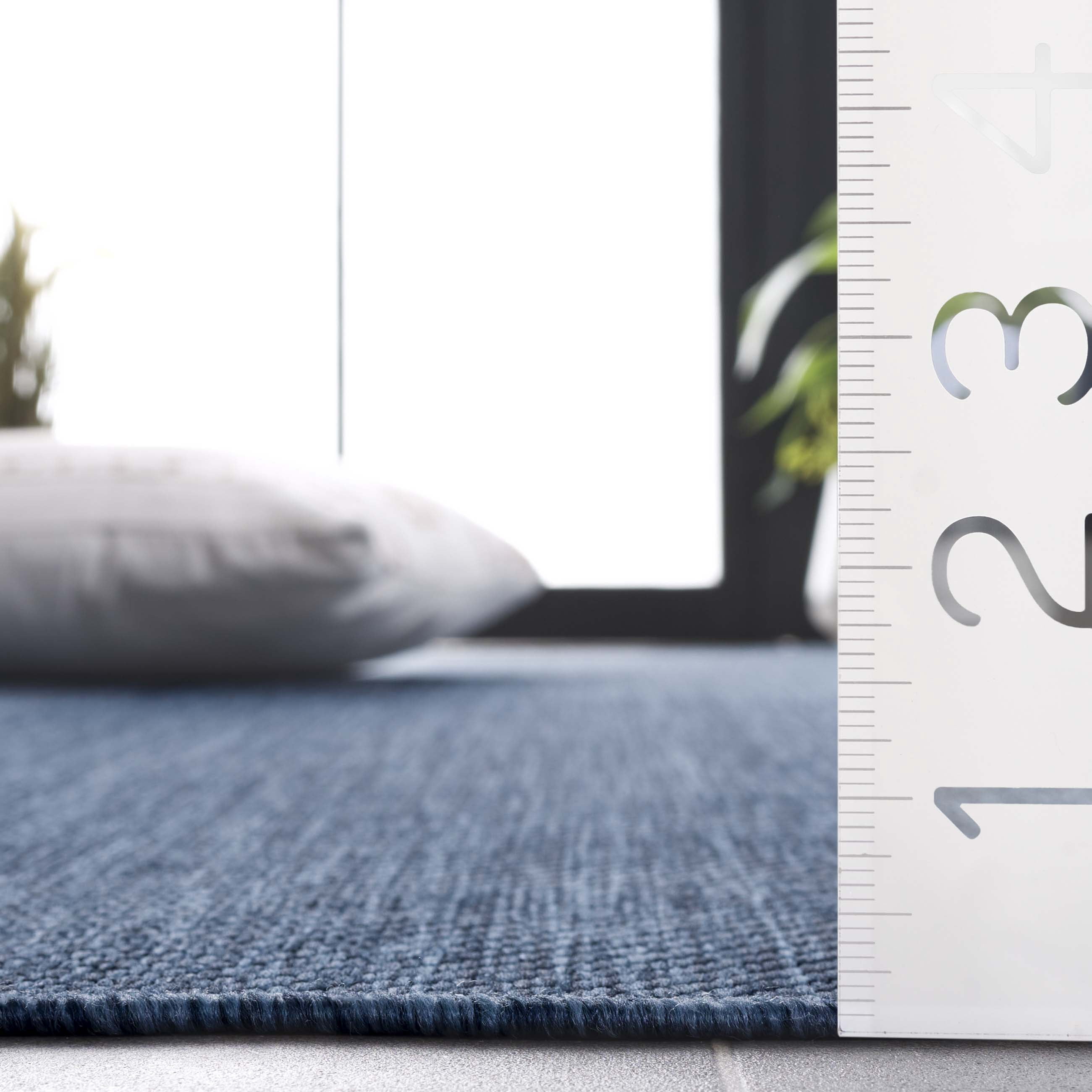 SAFAVIEH Beach House Lauressa Solid Indoor/Outdoor Area Rug, Blue, 5'3" x 7'6"