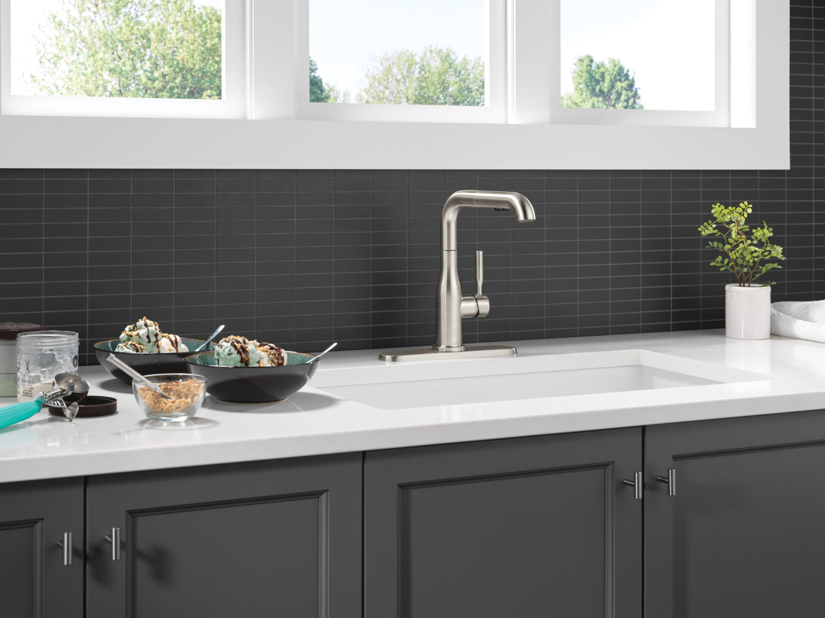 Delta 16943-BL-DST Almari 1.8 GPM Single Handle Pull Out Kitchen Faucet - Black