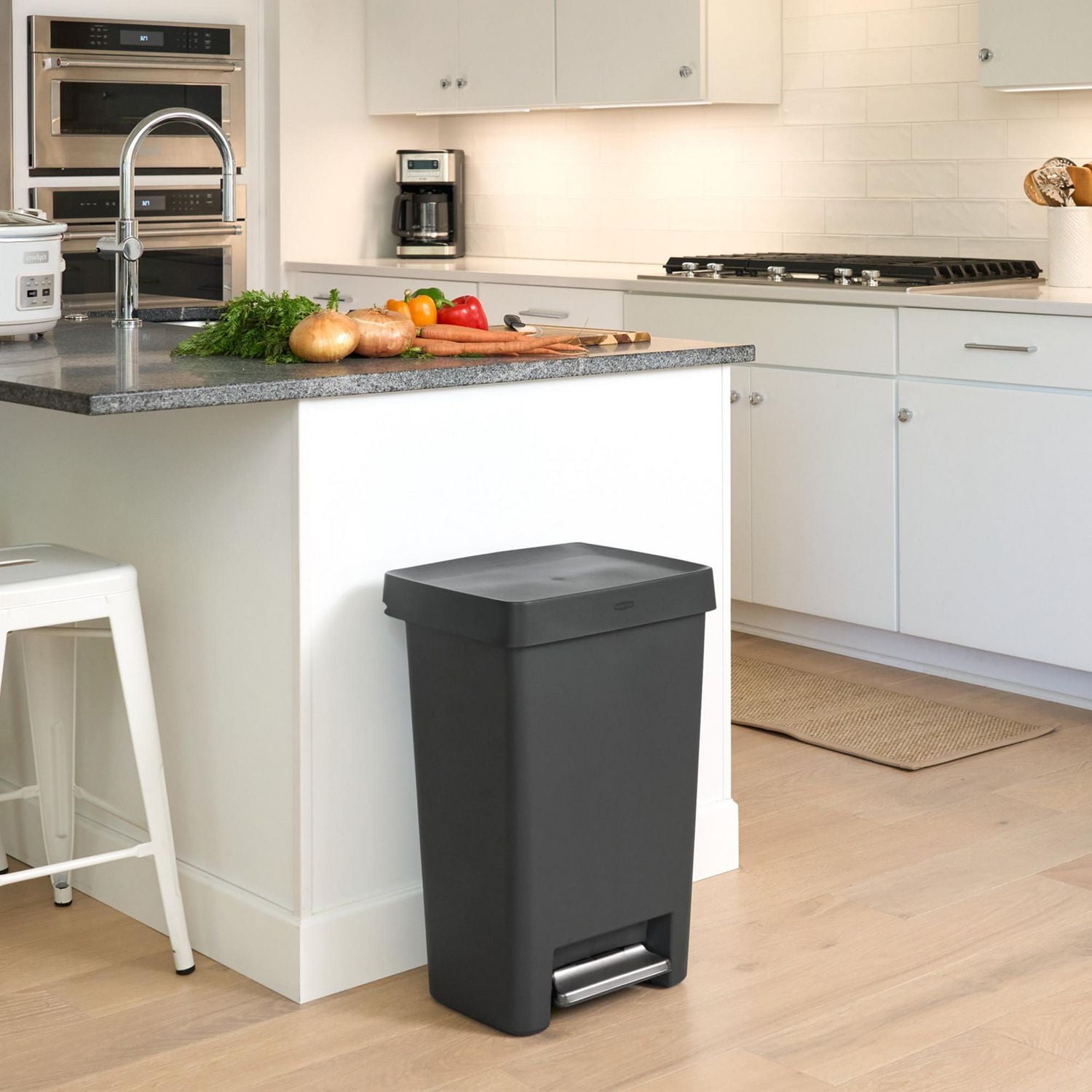 Rubbermaid 13 Gallon Step-On Kitchen Trash Can with Lid, Garbage Can, Charcoal Trash Container, 49 l