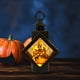 thumbnail image 4 of Xihbxyly Linterna de Calabaza de Halloween, Diseño con Led, Linterna Decorativa de Madera, Luz a Pilas, Ambiente Aterrador para Casa, Patio o Jardín, Perfecta para Halloween, Tamaño 9 X 5 X 13,5 Cm., 4 of 6