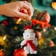 thumbnail image 1 of Mini árbol de Navidad de resina con oso | Decoración para casa pequeña y accesorio para fotos | Decoración navideña blanca para escritorio, repisa o centro de mesa, 1 of 6