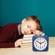 thumbnail image 1 of Despertador pequeño y silencioso con diseño de caramelos creativos de moda, reloj despertador de escritorio con barrido de viento y segundos., 1 of 6