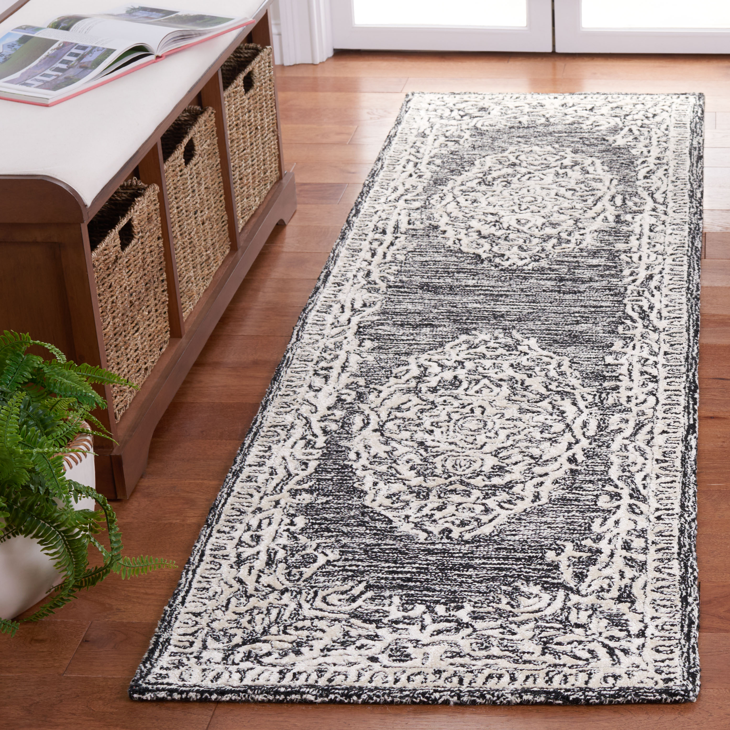 SAFAVIEH Precious Darrin Quatrefoil Runner Rug, Black/Ivory, 2'3" x 8'