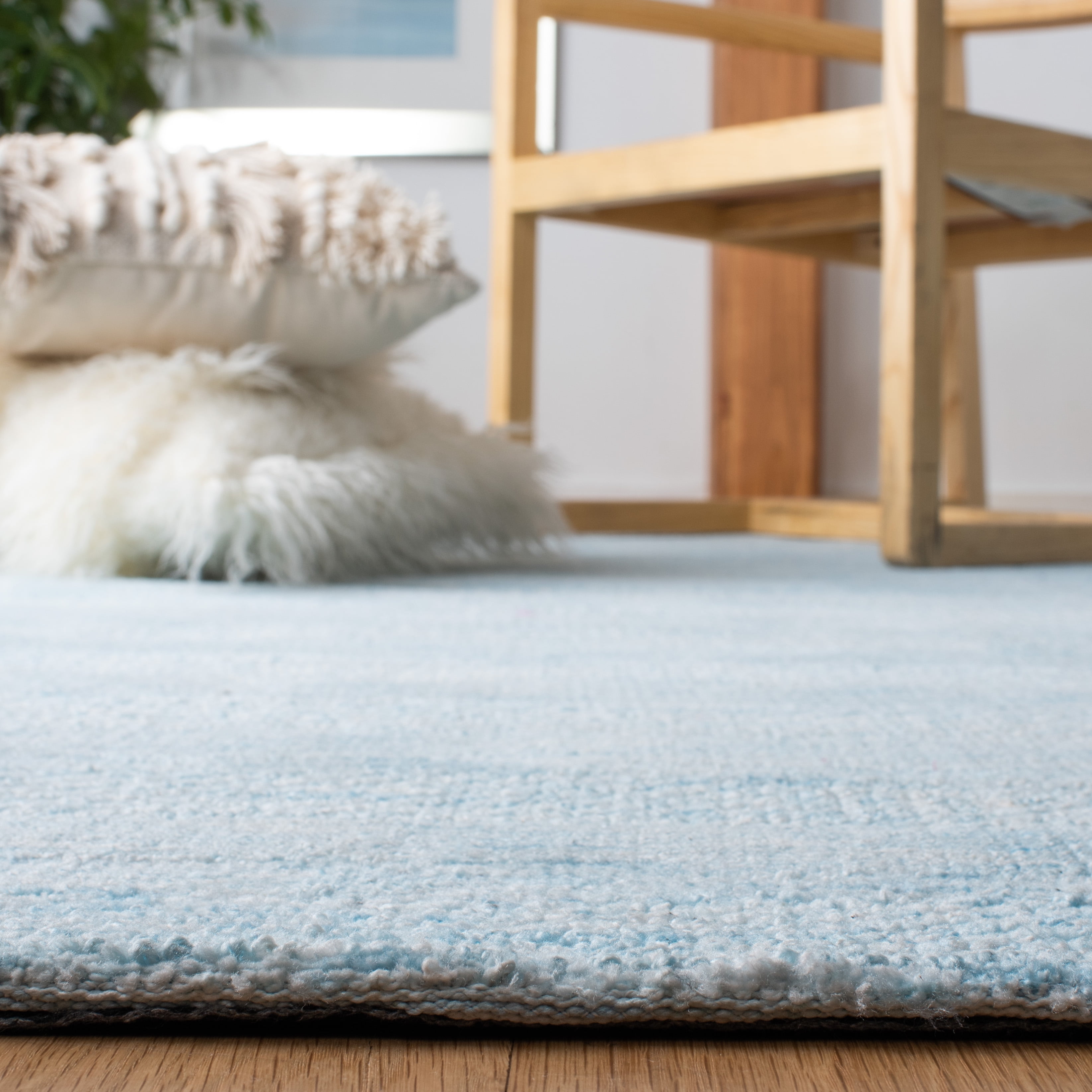 SAFAVIEH Classic Vintage Brad Distressed Area Rug, Light Blue, 6' x 6' Square