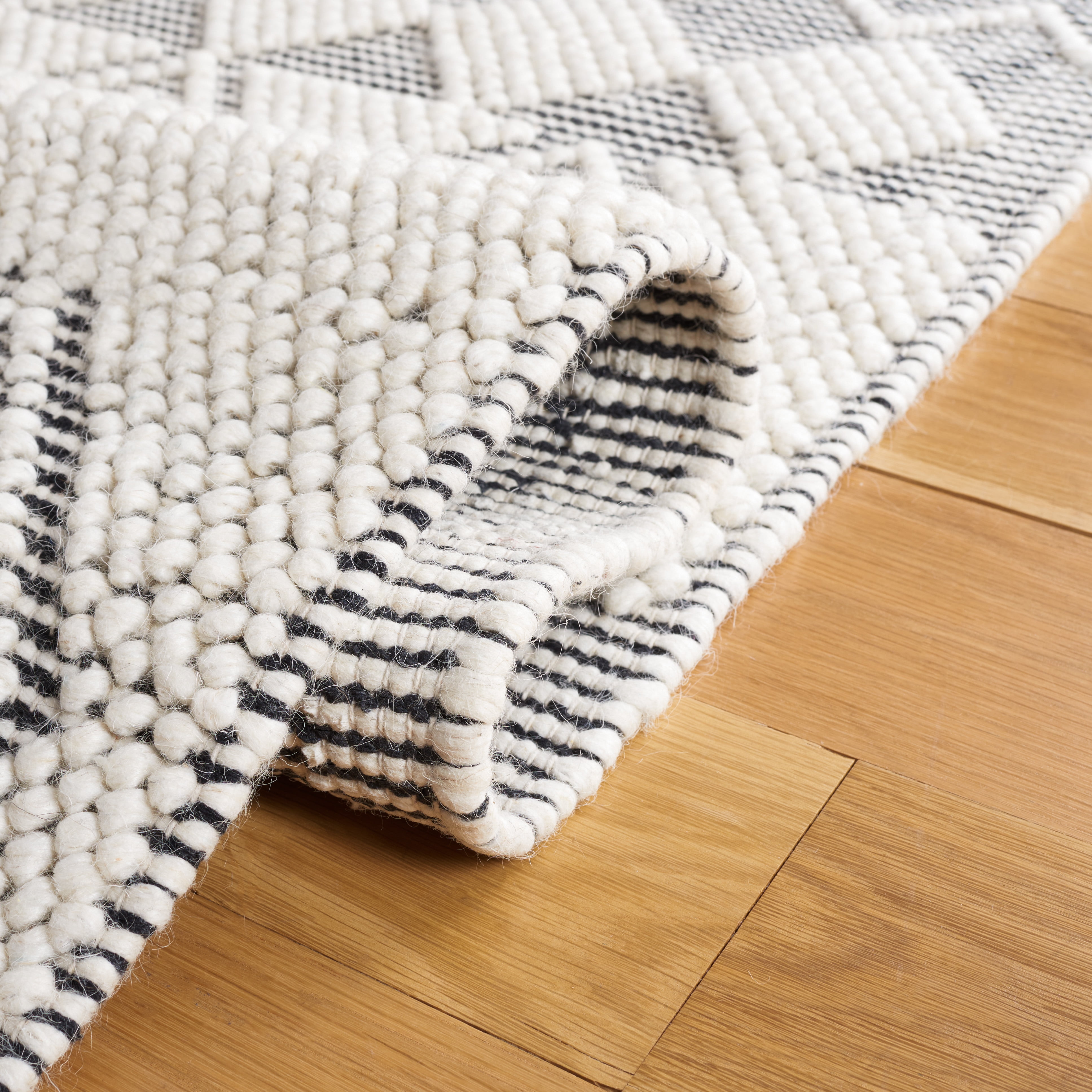 SAFAVIEH Natura Georgiana Diamond Area Rug, Black/Ivory, 5' x 8'