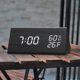 thumbnail image 3 of Reloj despertador digital de madera con 3 configuraciones de alarma, pantalla electrónica de hora, 3 niveles de brillo y temperatura, ideal para el dormitorio, mesita de noche y oficina (Negro), 3 of 5