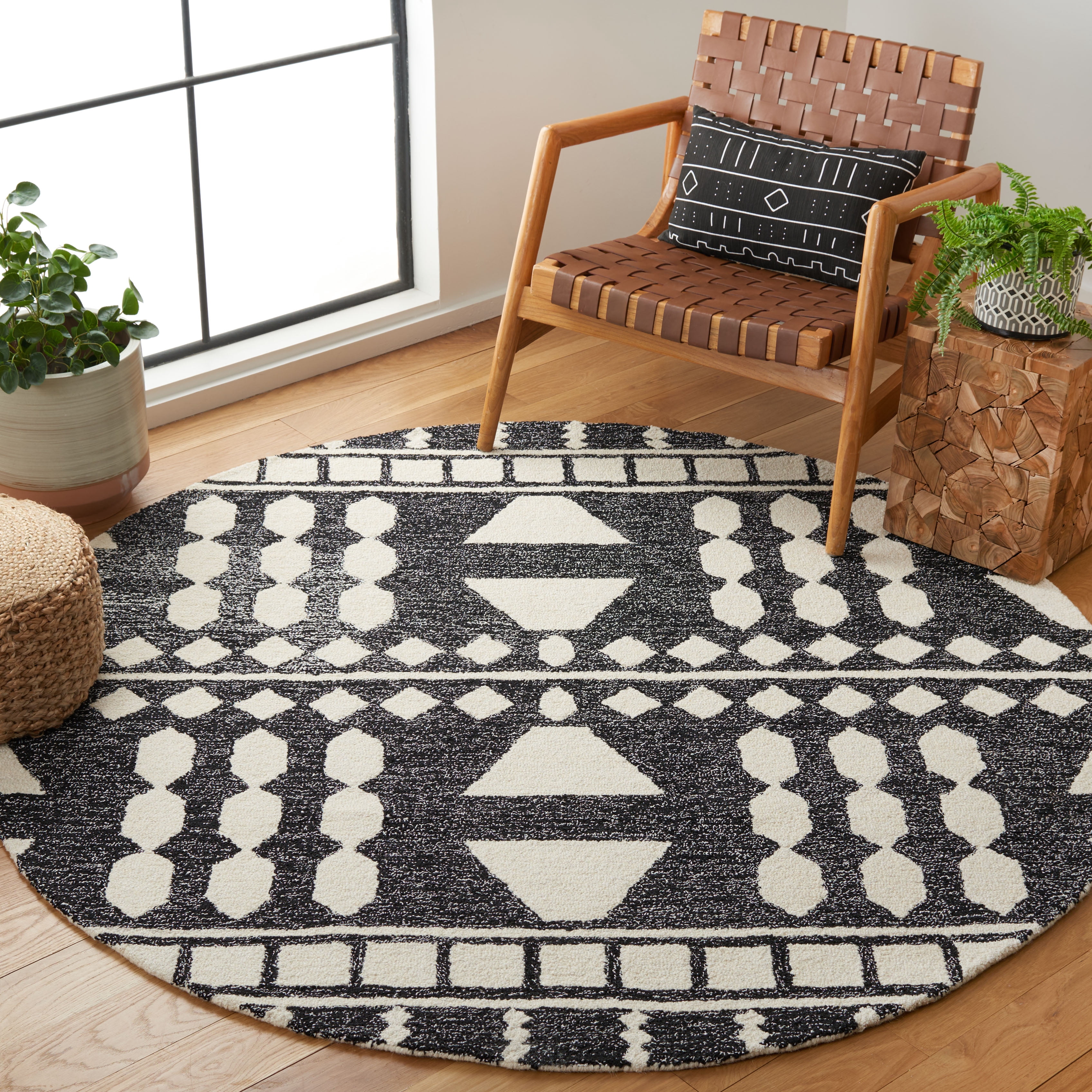 SAFAVIEH Capri Roger Southwestern Area Rug, Black/Ivory, 6' x 6' Round