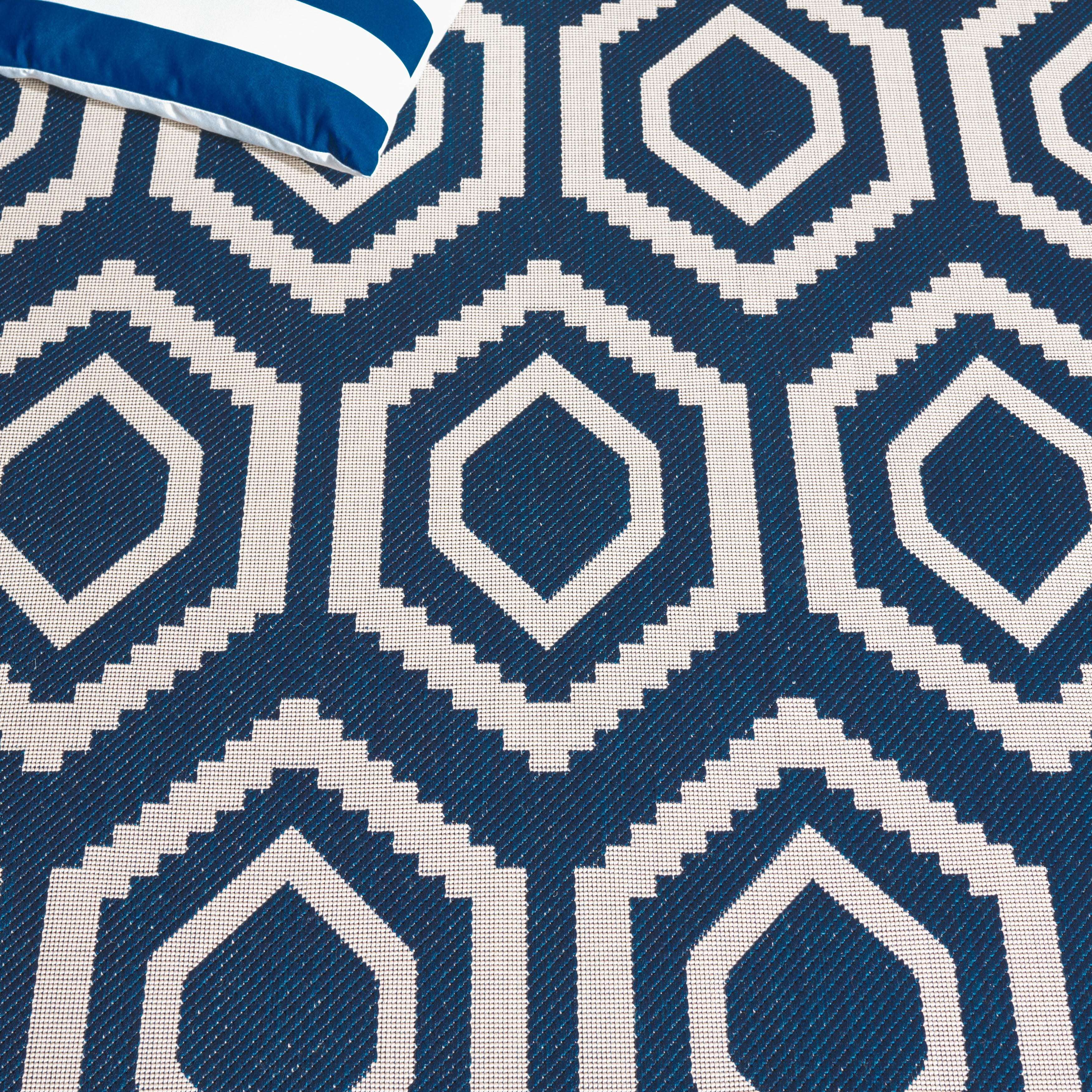 Safavieh Courtyard Amelia Geometric Indoor/Outdoor Runner Rug, Navy/Beige, 2'3" x 10'
