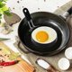 thumbnail image 5 of paquetes de anillos para huevos de 3.5'' con mango de silicona, anillos de acero inoxidable para cocinar huevos, antiadherentes para freír huevos y Egg McMuffins, molde para huevos de desayuno negro, 5 of 5