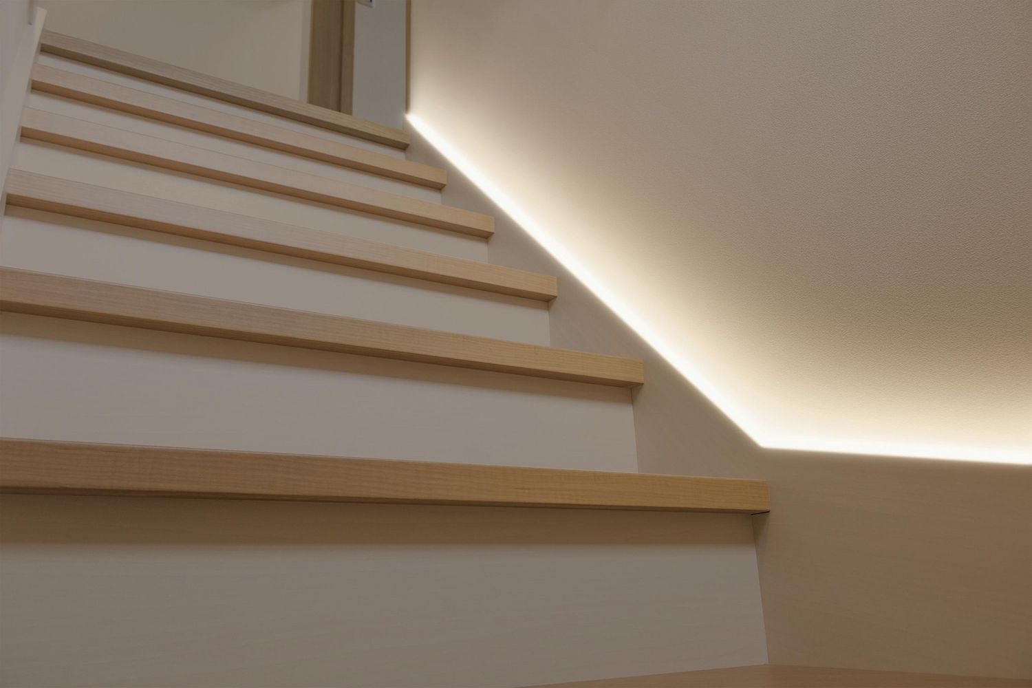 Bande lumineuse à DEL blanche activée par mouvement Glo Motion de Merkury Lumineuse activée mouvement