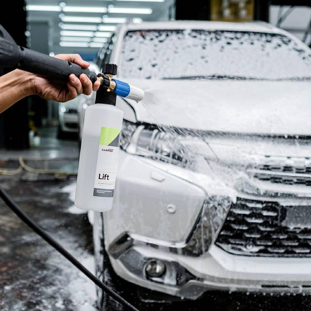CARPRO Lift - Pre-Wash Snow Foam Car Wash Soap, Dissolves and Lifts Away a Large Amount of Dirt & Grime, Completely Touchless - Use in Bucket or Foam Cannon, Concentrated - Gallon (135oz)