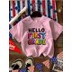 thumbnail image 1 of Camiseta de algodón para niña. Camiseta de algodón para niña con estampado de letras "Hola, primer grado" y estampado de estrellas. Cómoda e informal, cuello redondo y manga corta., 1 of 6