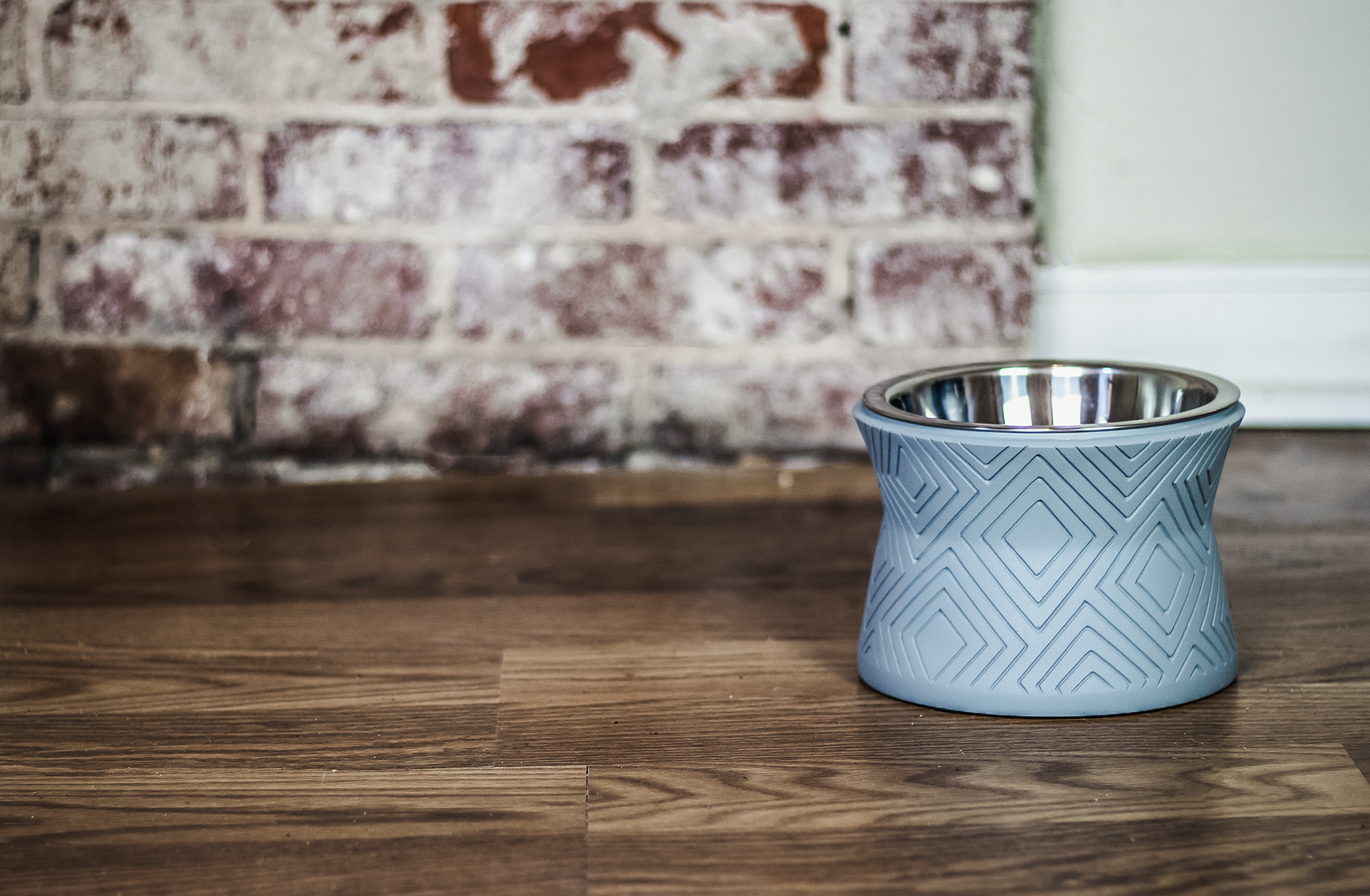 Pet Junkie Santa Fe Elevated Small Polyresin Pet Food & Water Bowl with Stainless Steel Dish, Icy Gray