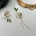 thumbnail image 2 of Flores Margaritas Abejas Moda Coreana Hoja Pendientes, 2 of 5