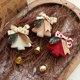 thumbnail image 2 of Nvzi 3 paquetes de adornos navideños para árbol, colgante trenzado con forma de árbol de Navidad y cascabeles dorados para decoración de pared, puerta o fiesta navideña, blanco, pequeño, 2 of 4