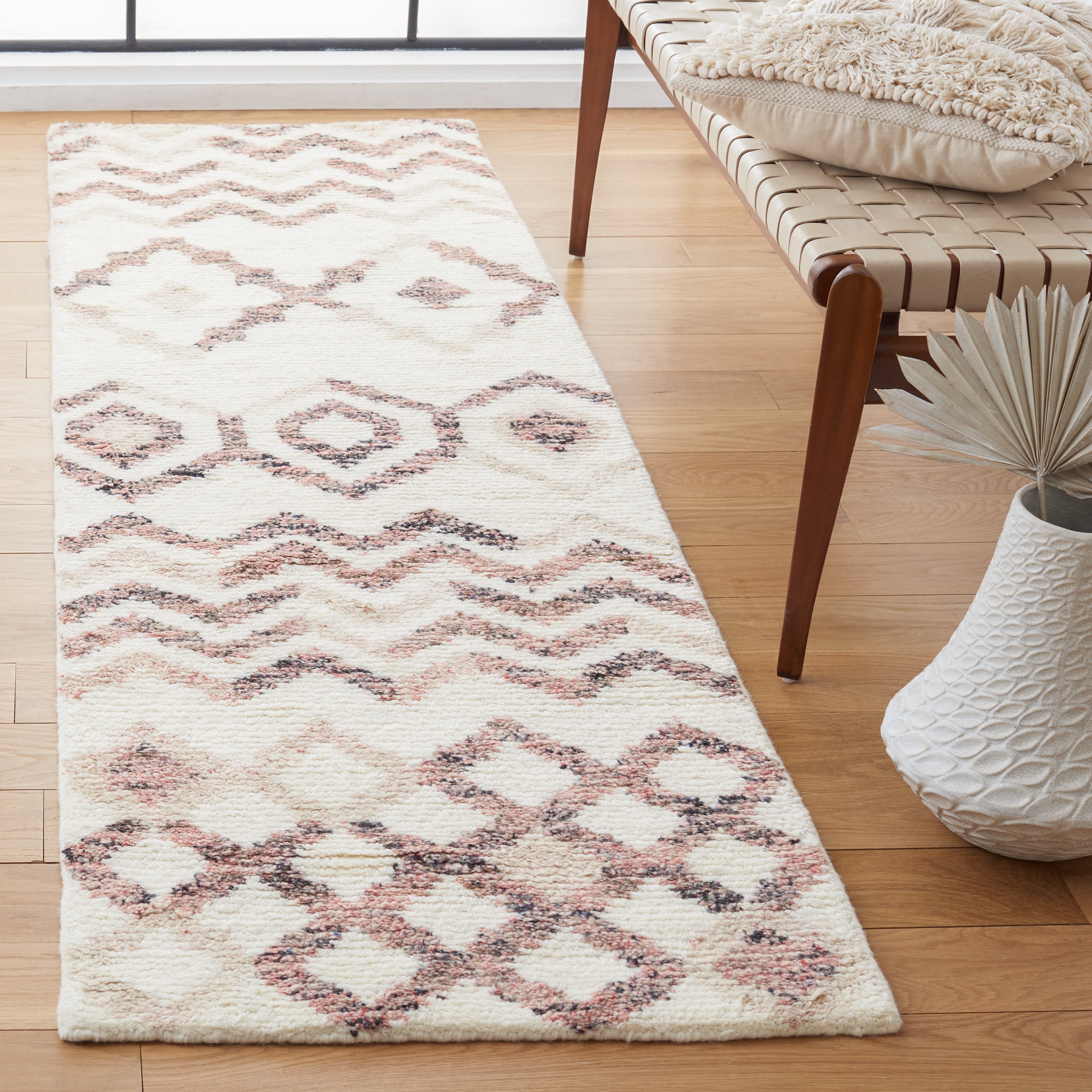 SAFAVIEH Casablanca Lyall Geometric Runner Rug, Ivory/Pink, 2'3" x 8'