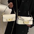 thumbnail image 4 of Bolso cuadrado pequeño de diseño de nicho para mujer, nuevo bolso de mensajero con cadena de moda 2025, bolso de hombro retro para ir al trabajo., 4 of 5