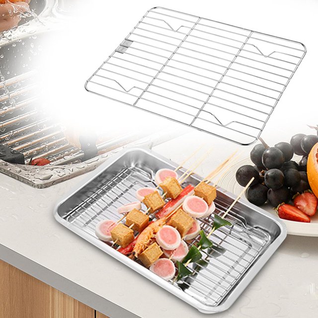 rejilla de enfriamiento para hornear, rejilla para horno de acero inoxidable 20cm x 26cm, vista en 3/4 de la rejilla rectangular de alambre con cuatro pies elevadores y líneas paralelas que evitan que los alimentos se deslicen; acabado cromado, apta para hornear, asar, enfriar y secar alimentos, mostrada sobre una bandeja con brochetas y fruta; también suele usarse para secar galletas y pasteles pequeños.