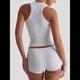 thumbnail image 5 of Conjunto de Shorts Deportivos Ajustados para Mujer: Top Sin Mangas y Shorts Flores Blancas y Grises M, 5 of 7