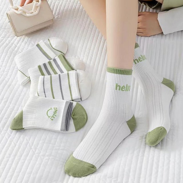 Calcetines altos en blanco y negro, calcetines de hombre de longitud media que combinan con todo, calcetines deportivos de otoño e invierno de color sólido, calcetines altos casuales de marca de moda